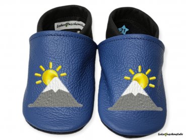 Designbeispiel Lederpuschen jeansblau-schwarz mit Stickerei Berg Sonne (weiß-steingrau-gelb)